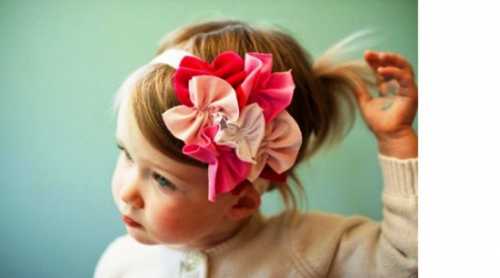 Такую косу можно украсить яркой заколкой или необычной резинкой