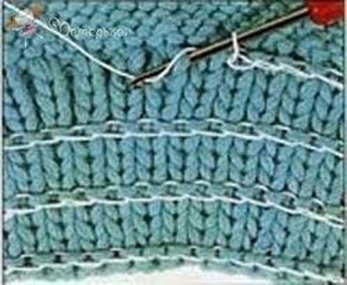 Для этого нужно настроить ширину и частоту зигзага и выполняя строчку зигзаг по изнаночной стороне ткани изделия одновременно прокладывать под лапку и резиновую нитку