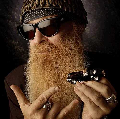 Можно определить зону сцены большой пушистый ковер и занавес ярких лент или сияющих нитей бус