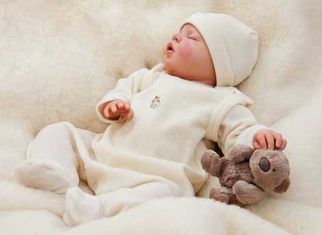 Чепчик сшит из дышащего натурального материала, который пропускает воздух, но сохраняет тепло