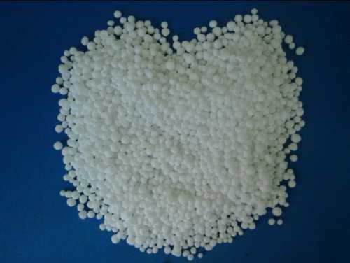 Выглядит мочевина в виде белых гранулиро ванных частиц, которые очень легко поддаются растворению