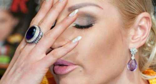 Зелёный цвет чуть ожил, заиграл