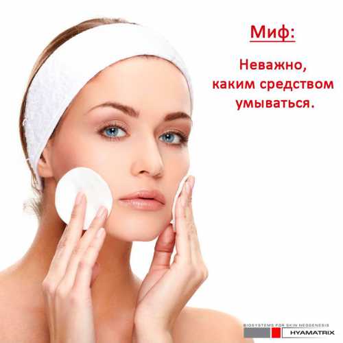 Небольшое количество очищающего средства разогрейте в руках и круговыми движениями начинайте массировать лицо и шею