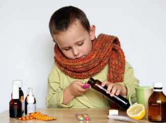 Ребенка обязательно нужно показать педиатру, а до постановки диагноза и получения врачебных назначений облегчить состояние малыша можно при помощи дисперсио нной ингаляции мл физраствора через небулайзер , Примерно до х лет у ребенка сохраняются трудности с откашлива нием, и родительская самодеятельность в лечении в этот период неуместна