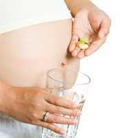 Только со школьного возраста можно начинать давать большинство взрослых лекарств в детских дозировках и формах выпуска каплях, сиропе, растворе для ингаляции