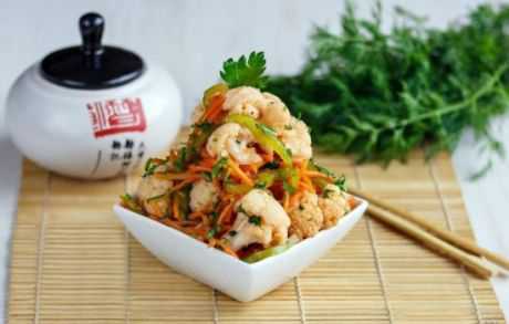 За сутки до приготовления маринуем тщательно промытые и нарезанные порционными кусками грудки фазана в мелко нарезанной луковице, уксусе, перце, сушеной зелени и соли