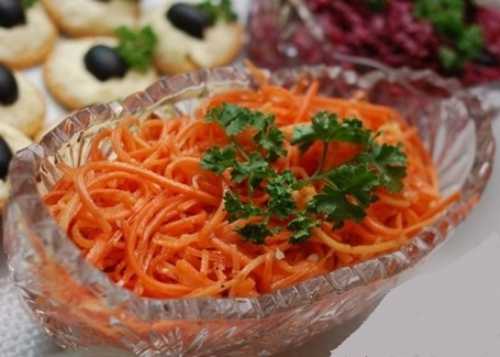 Добавьте красный перец по вкусу и снова тщательно перемешайте руками