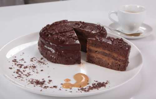 Чем больше ее продержать, тем ярче и насыщенней получится корж, но важно не спалить мед