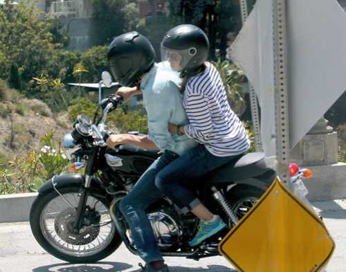 Эштона Катчера и Милу Кунис застукали целующимися