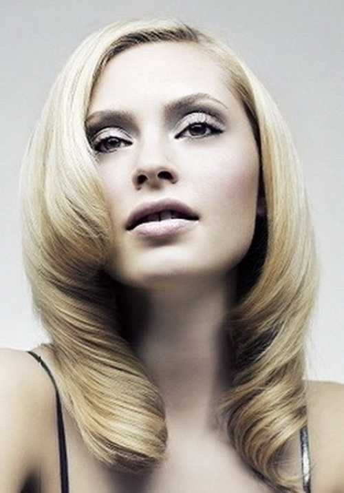 Классическое каре с длиной волос до плеч и идеально ровным срезом с прямой челкой либо без челки с пробором посередине как раз самый популярный и трендовый вариант стрижки каре на сезон