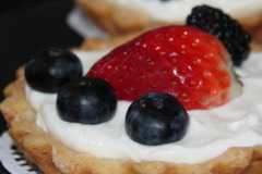 Пирог срыбной консервой станет отличной закуской на праздничном столе