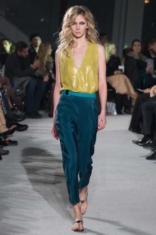 Богатое, роскошное бархатное платье можно выбирать как длинное, так и короткое, в зависимости от структуры и строения твоего тела