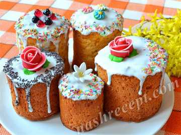 На дно формочек для выпечки пасхальных куличей лучше не слишком больших выкладываем кружочки пергаментной бумаги