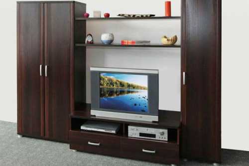 Для декора стен в гостиной можно использовать виниловые, флизелиновые и стеклообои, картины в виде плетения, камень и многое другое