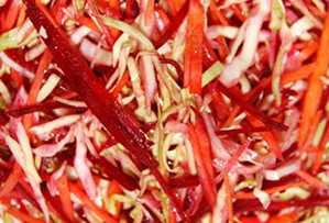 Грейпфрут порвать руками на небольшие дольки, добавить к нарезанным сухофруктам