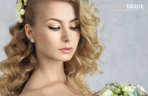 Волосы знаменитая итальянка моет не чаще двух раз в неделю, разбавляя шампунь водой, поскольку она уверена, что концентрат средства вреден