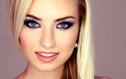 Макияж для голубых глаз и русых волос