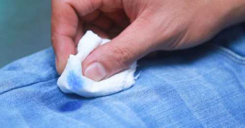 Далее опятьтаки наносим на пятно моющее средство для посуды