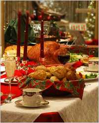 Форму для запекания смазать стл растительного масла и выложить в нее капусту и куриные шарики, распределив их в шахматном порядке