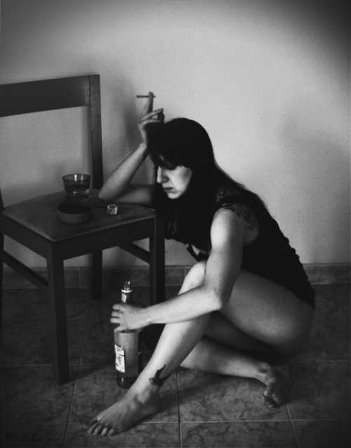 Женщины в своём большинстве стараются скрывать пристрастие к спиртному, и пьют в одиночестве гораздо чаще, чем мужчины