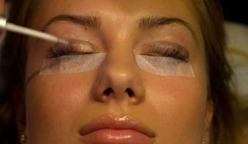 Прошло больше месяца, изгиб все еще выразителен, но на правом веке сильнее ресницы я красила тушью аж дважды и они становились просто устрашающе заметны для меня зато приучилась постоянно строить глазки, смотреть изпод ресниц и мееедленно моргать