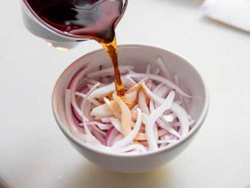 Растворите в теплой воде сахарный песок и соль, добавьте уксус