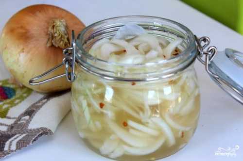 Сделать маринованный лук вкуснее можно с помощью специй и зелени, например, укропа