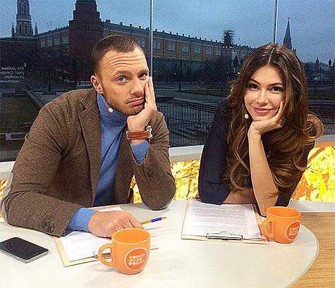 Мы выбрали два дерева, которые образуют естественную арку, инемного украсили их белой бугенвиллеей она как раз цветет вэто время