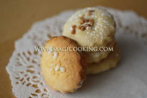 Когда картофель будет почти готов, положить грибную зажарку в суп