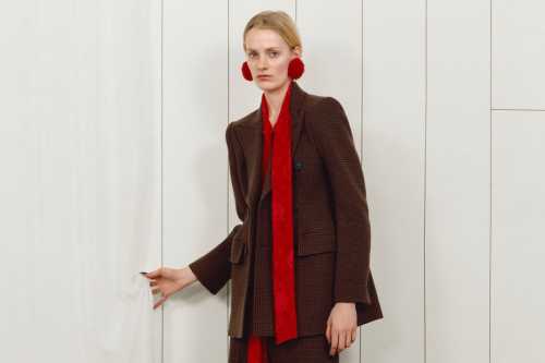 Подойдут обычные худи, водолазка, кроссовки или ботинки, а также пуховик или парка