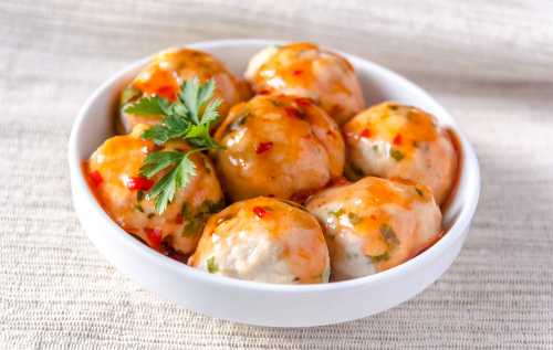 Чтобы фрикадельки не были жесткими, фарш необходимо дважды пропустить через мясорубку или очень тщательно измельчить блендером