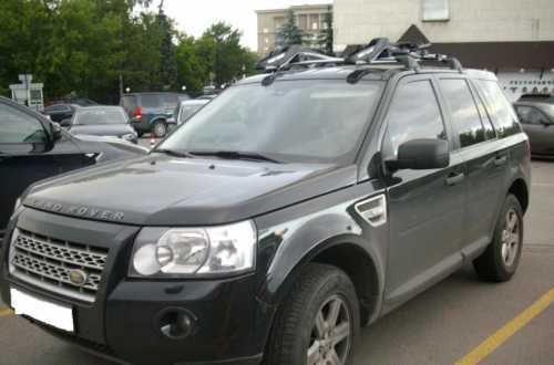 На картоне маркером обвел внутренний контур рамы верхний угол рядом с сиденьем велосипеда