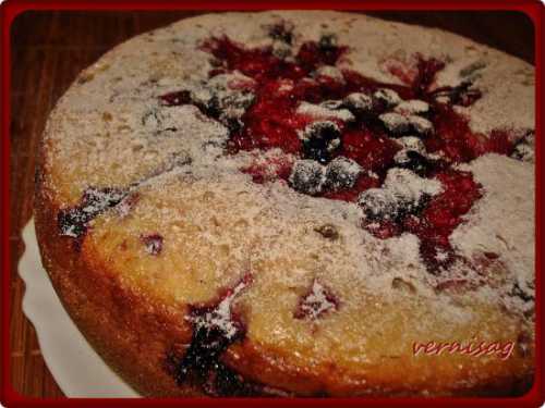 В отдельную глубокую емкость переклады ваем творог и размягченное заранее масло