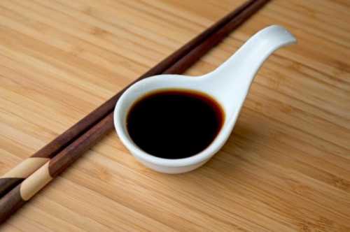 Соевый соус можно употреблять только в умеренных количествах, но, главное, не нарваться на поддельный продукт