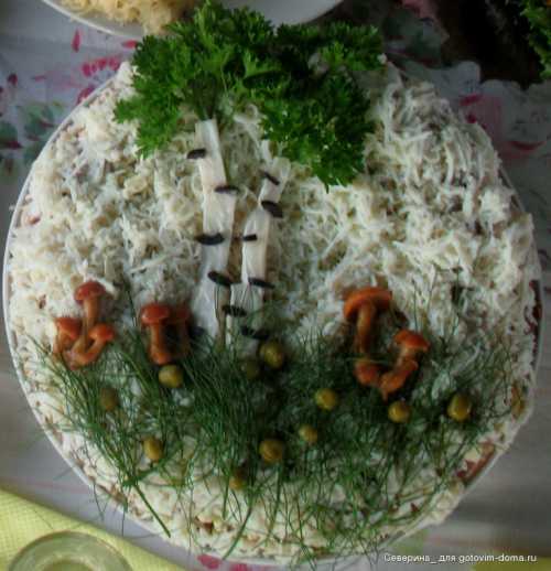 Пару плодов чернослива откладываем в сторону, в дальнейшем они понадобятся для оформления салата