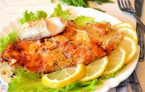 Чтобы запечь кету по рецепту нужно по килограмму рыбы и картофеля, ст