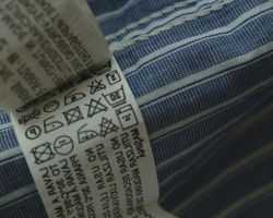 Полученный раствор необходимо взбить рукой до получения пены, положить в него бельё, закрыть таз или выварку крышкой и оставить на часов