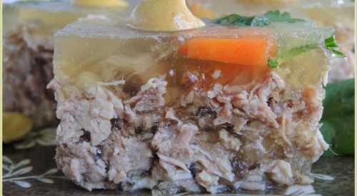 Изюм и курагу ополосните, положите в миску, залейте на минут крутым кипятком