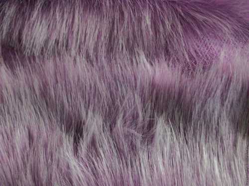 Нужно прокрасить мех до корней, но при этом стараться не задевать кожу