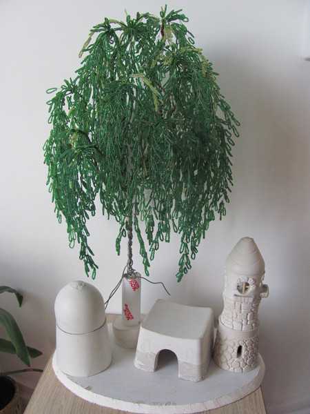 Скрученные проволочные каркасы с бисерными пучками на верхушках пока мало похожи на настоящие ветки, поэтому их плотно обматывают прочной нитью или флористиче ской лентой, которая дополнительно скрепит конструкцию и сгладит рельеф