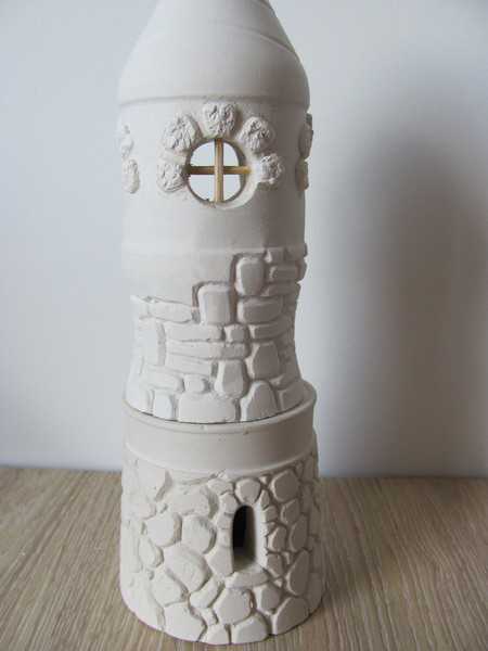 Поверх проволоки бонсай обматывают той же флористиче ской тесьмой или узким малярным скотчем, если ленты нет под рукой