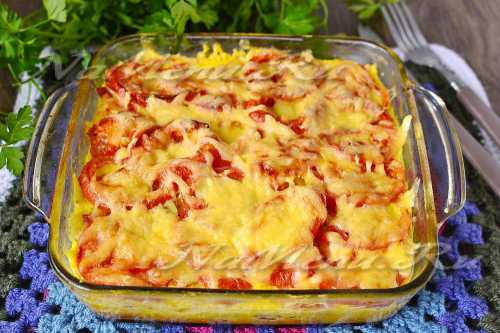 На лук высыпаем макароны с маслом