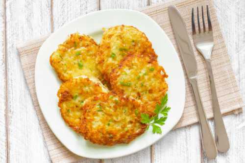 Однозначно Юлия в Я в драники побольше яиц кладу чтобы они не чернели, а после того как снимаю с огня они у меня, как и у моей бабушки, доходят в кастрюльке обернутой специальным шарфом