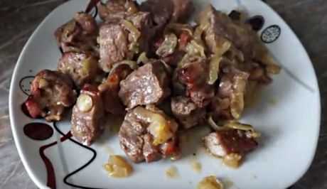 Если специальной выемки нет, то просто вырезаем лунку острым ножом