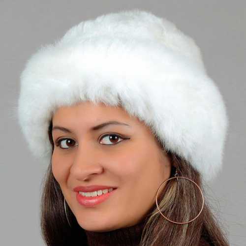 Так как смешивать два вида меха в одном образе считается дурным тоном и отсутствием вкуса