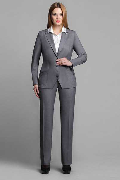 Допускается некая небрежность в одежде, классический мужской костюм здесь не является обязательным элементом