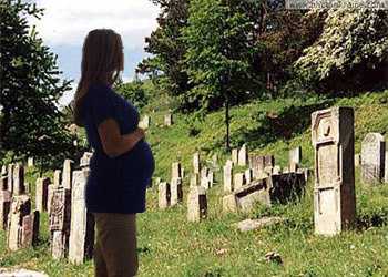Можно ли беременным на кладбище: что думают