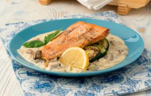 Обжаривают мясо на растительном масле и складывают в кастрюлю