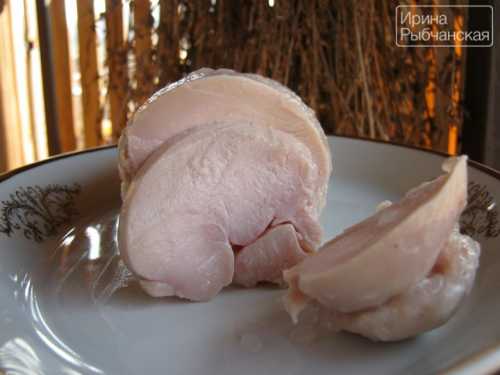 Обкалывать мясо нужно со всех сторон, чтобы оно как можно лучше пропиталось рассолом