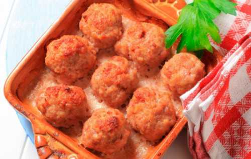 Разложите их на дно горшочков, сверху выложите пельмени, а на них положите поджарку из лука и грибов